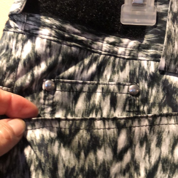 Descente Snowboard pants in black, grey and cream - Picture 5 of 16